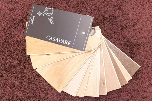 Aufgefächerte Holzmuster der Reihe Casapark