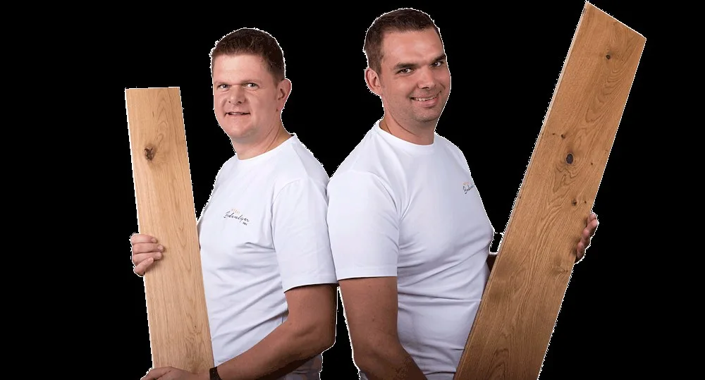 Reinhard Metzler und Kaspar Greber, Rücken an Rücken, jeder mit einer Eichendiele in der Hand