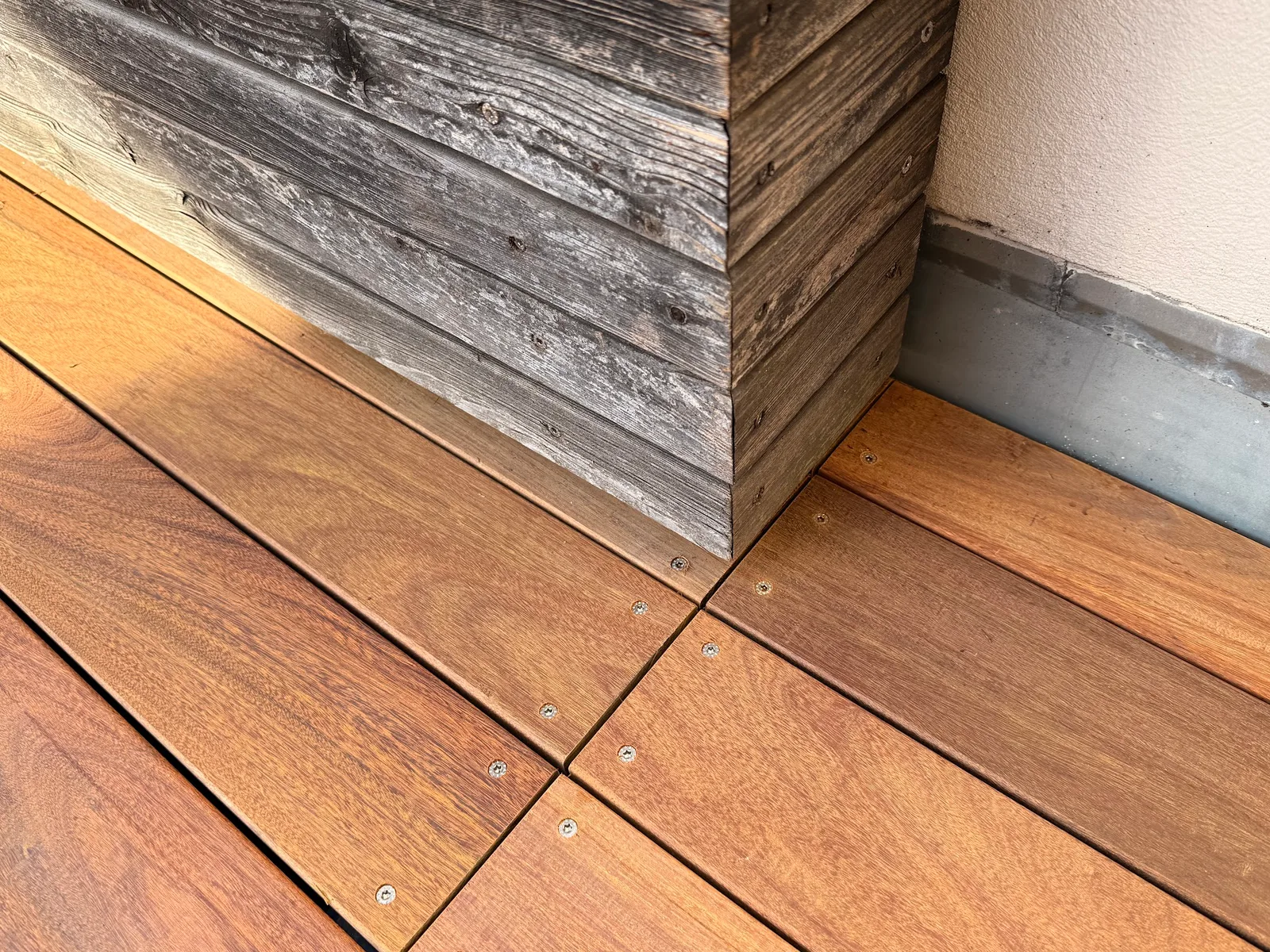 Terrassenboden aus Hartholz, Detail an einer Altholzwand