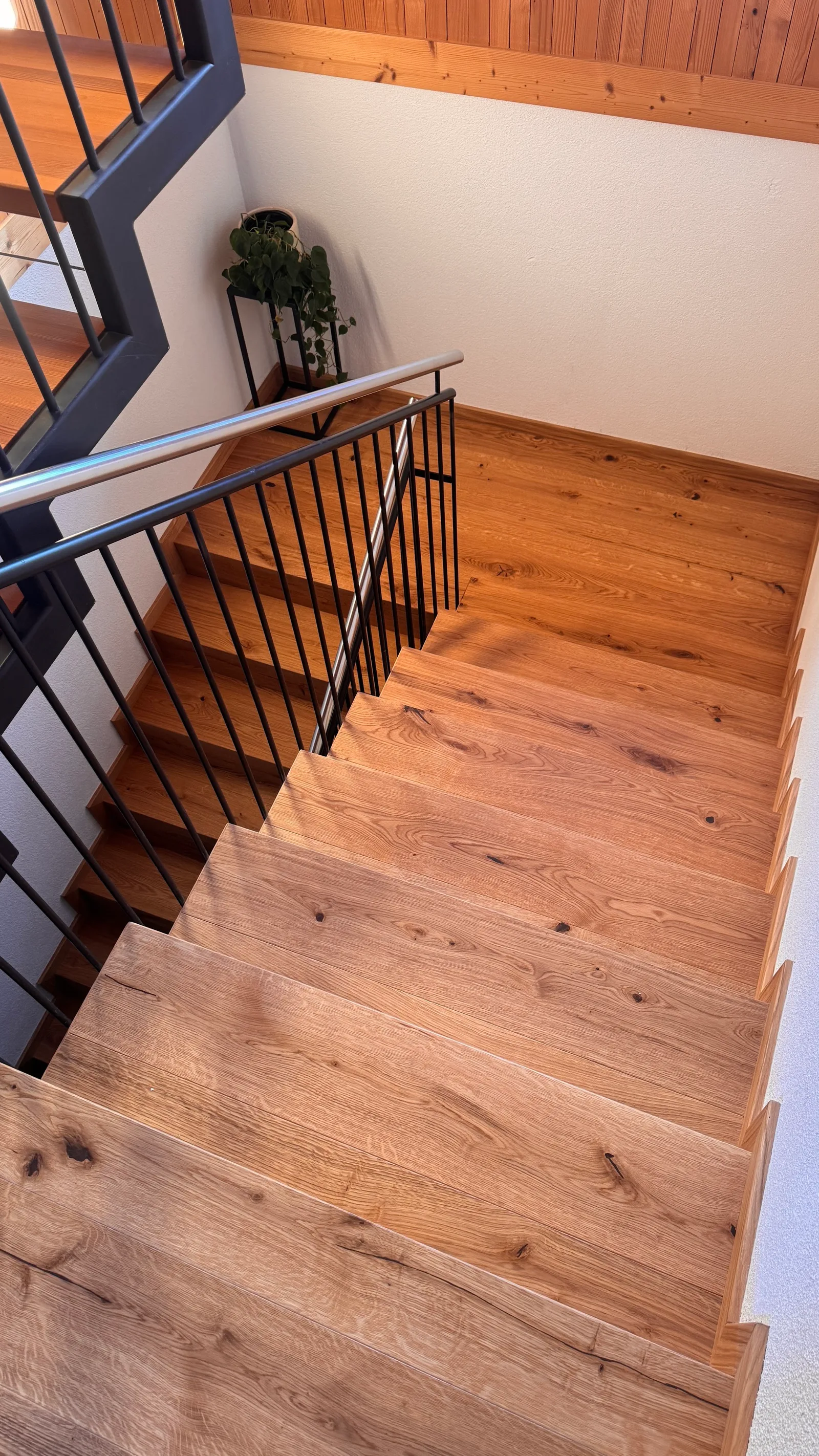 Treppe mit Eichenbelag, von oben gesehen