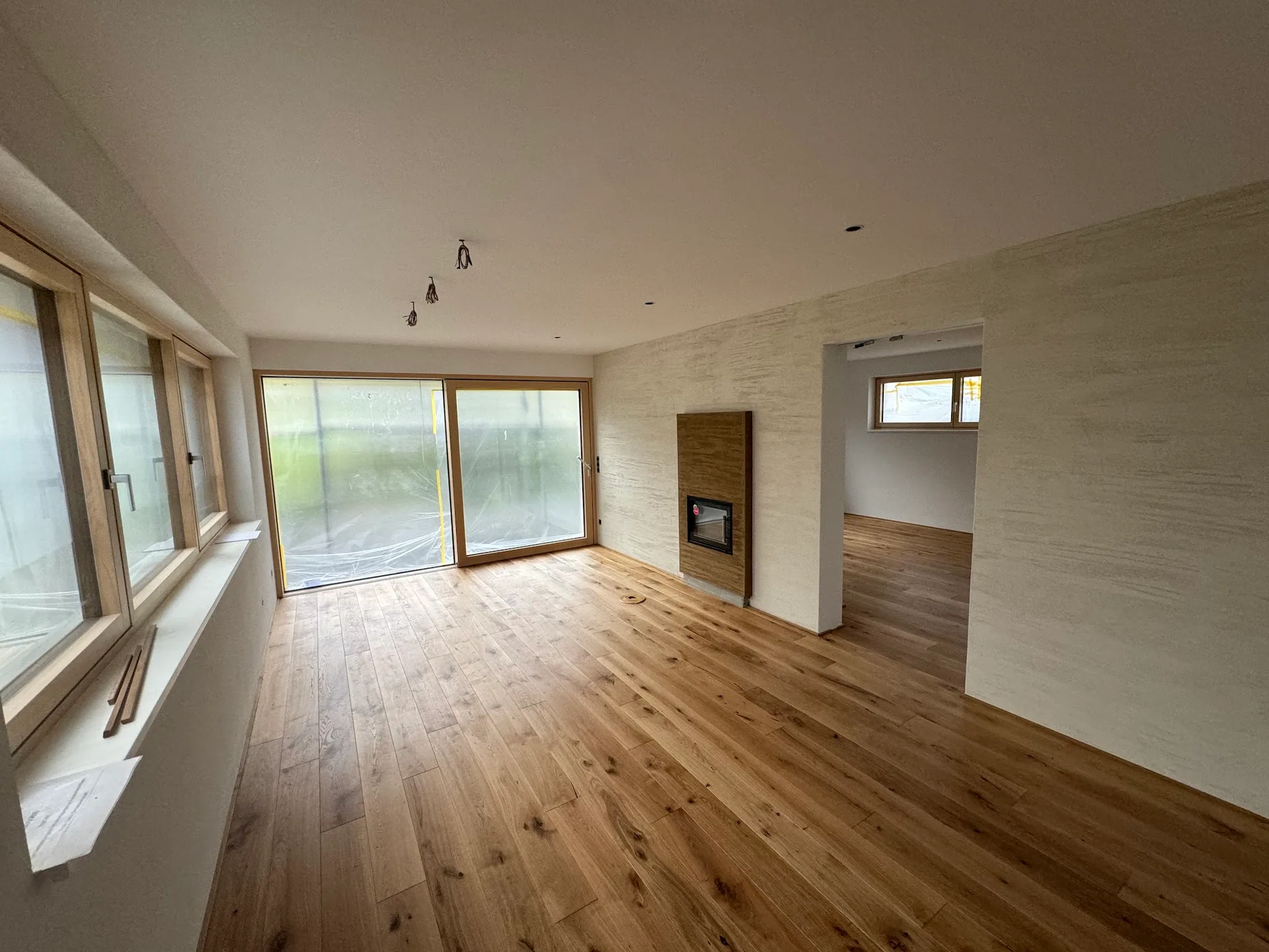 Wohnraum mit frisch verlegter Eiche-Landhausdiele